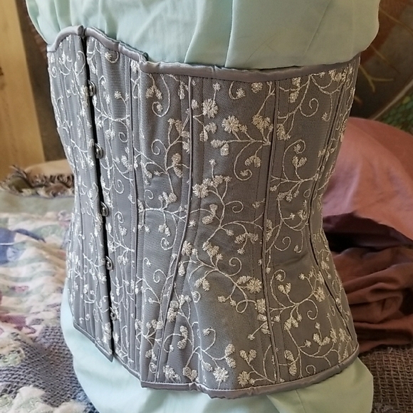 Elegant Gray Corset with Silver Floral Embroidery - Picture 3 of 9